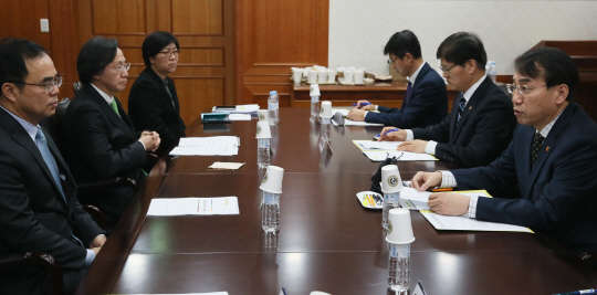 이석준 국무조정실장(오른쪽)이 3일 서울 세종로 정부서울청사에서 열린 지카바이러스 대응 관계 차관회의를 주재하고 있다.  연합뉴스